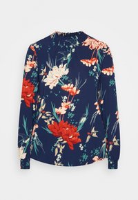 Marinblus med långa ärmar som har ett blommönster i rött, vitt och grönt. Fållad hals och mjukt, strukturerat tyg.