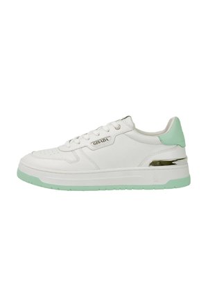 Baskets basses blanches avec semelle vert clair et accent au talon, fermeture à lacets et détail métallique sur le côté et le talon.