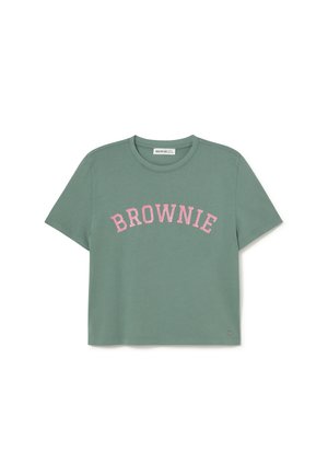Camiseta corta verde de manga corta con texto rosa "BROWNIE" en el pecho, cuello redondo y pequeño emblema metálico cerca del dobladillo.