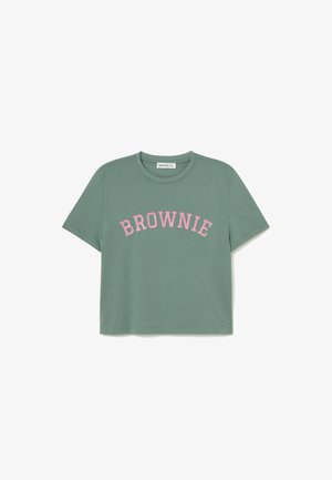 T-shirt court vert à manches courtes avec inscription rose "BROWNIE" sur la poitrine, col rond et petit emblème métallique près de l'ourlet.