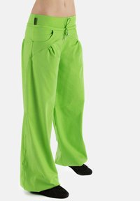 Groene wijde broek van zacht materiaal, met een verstelbare tailleband, zijzakken en een gladde textuur.
