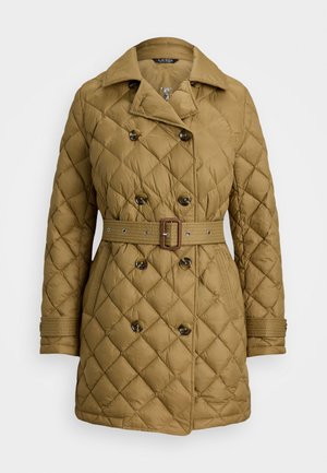 Kviltet, tan pufferjakke med doble knapper, belte i livet og to sidelommer, med krage og ribbestrikkede mansjetter.