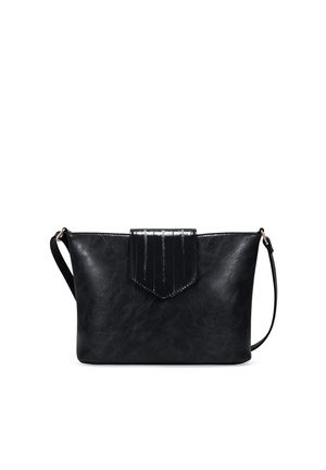 Bolso de mano de cuero negro con un diseño estructurado, que presenta una solapa negra brillante y una correa de hombro desmontable. Textura suave y forma minimalista.