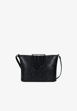 Bolso de mano de cuero negro con un diseño estructurado, que presenta una solapa negra brillante y una correa de hombro desmontable. Textura suave y forma minimalista.