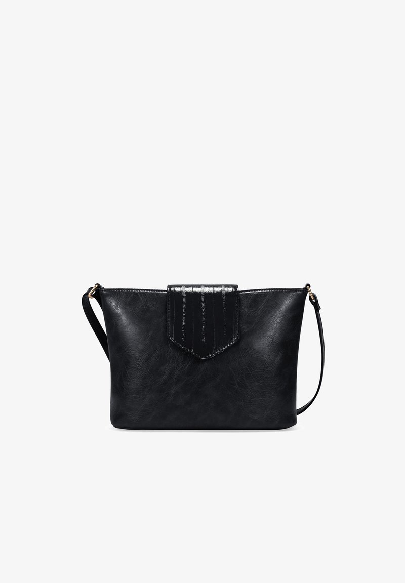 Bolso de mano de cuero negro con un diseño estructurado, que presenta una solapa negra brillante y una correa de hombro desmontable. Textura suave y forma minimalista.