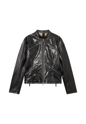 Zwarte leren motorjack met vier met ritsen afsluitbare zakken, een opstaande kraag en zichtbare naden.