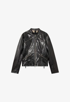 Zwarte leren motorjack met vier met ritsen afsluitbare zakken, een opstaande kraag en zichtbare naden.