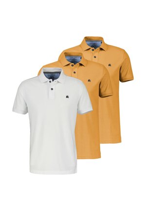 Drei kurzärmelige Poloshirts, zwei in Senfgelb und eines in Weiß, jeweils mit einem kleinen dunklen Logo auf der linken Brust.