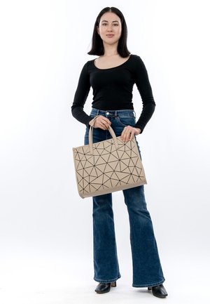 Beige Tragetasche mit geometrischem Muster und schwarzen Akzenten, aus strukturiertem Material. Verfügt über zwei kurze Griffe und hat eine definierte Form.