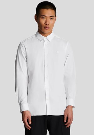 Camicia bianca a maniche lunghe con bottoni, caratterizzata da un colletto a punta, un logo ricamato sul petto e una morbida texture in cotone.