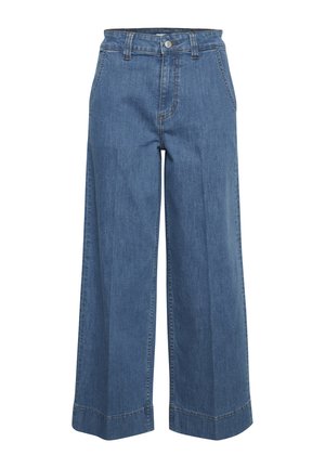Pantaloni in denim a gamba larga di blu medio. Presentano una vita alta, tasche frontali e cuciture a vista. Realizzati in cotone con una texture liscia.