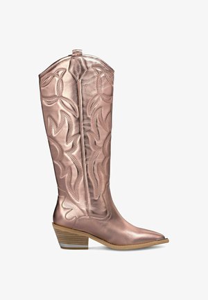 Różowo-złote kowbojskie buty wykonane z błyszczącej skóry, z haftowanym wzorem płomieni, spiczastym noskiem i obcasem o wyglądzie drewna.