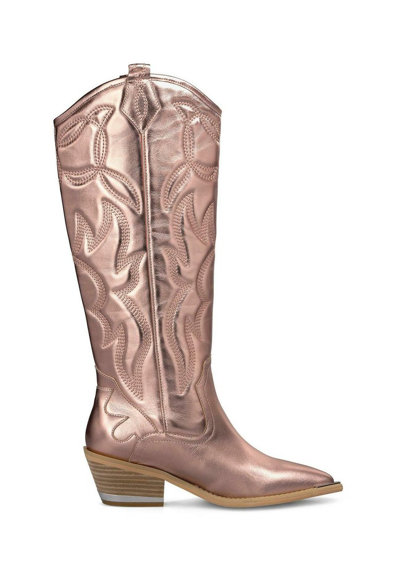 Różowo-złote kowbojskie buty wykonane z błyszczącej skóry, z haftowanym wzorem płomieni, spiczastym noskiem i obcasem o wyglądzie drewna.