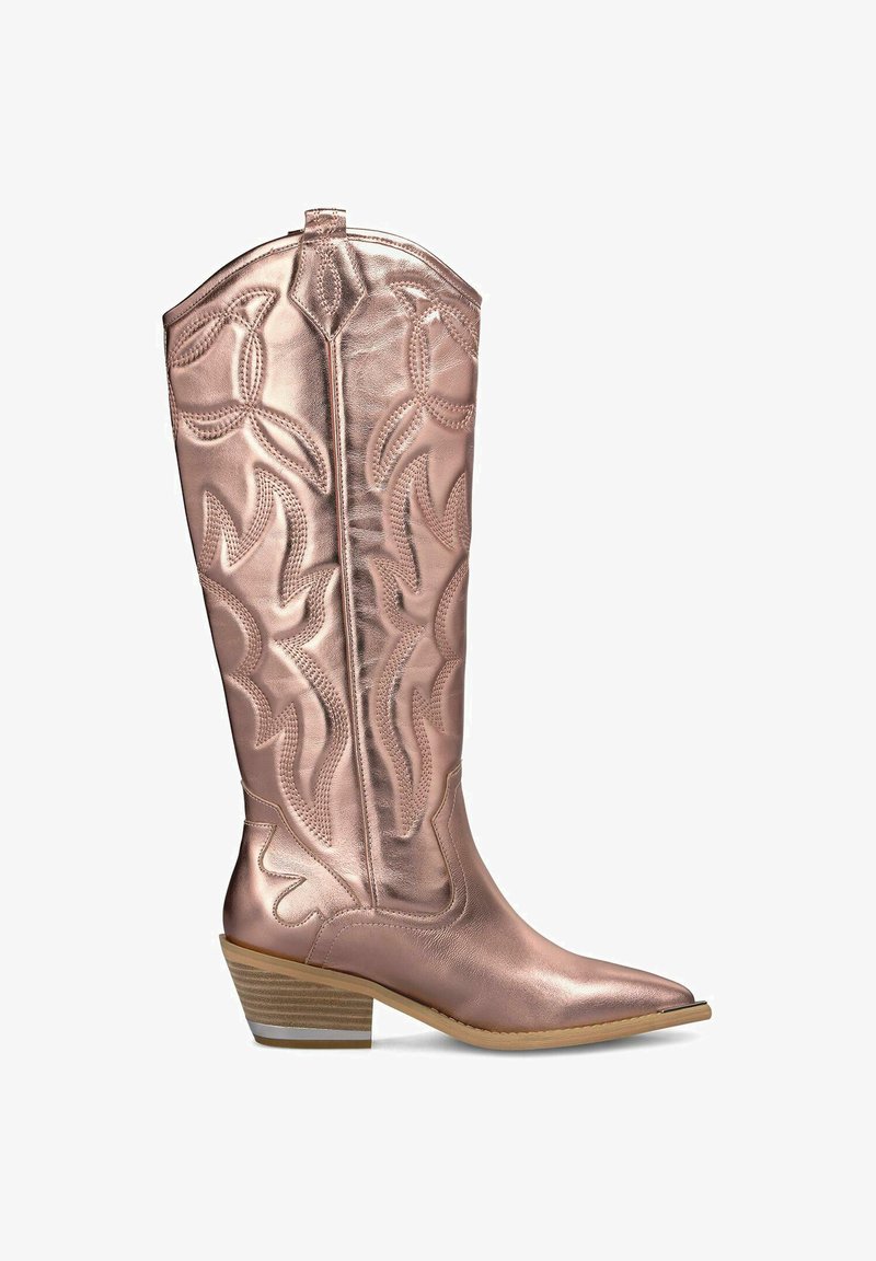 Różowo-złote kowbojskie buty wykonane z błyszczącej skóry, z haftowanym wzorem płomieni, spiczastym noskiem i obcasem o wyglądzie drewna.