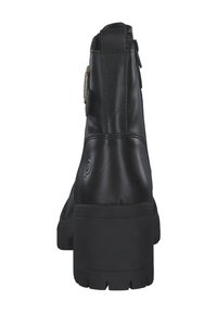 Stivali alla caviglia in pelle nera con suola spessa, chiusura con zip laterale e dettaglio del logo sullo stivale. Texture liscia con un design elegante.