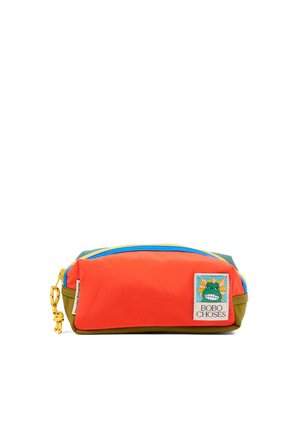 Piccola pochette rettangolare con parte frontale arancione, cerniera blu, base verde oliva, tirante giallo e una toppa colorata con la scritta Bobo Choses sul davanti.