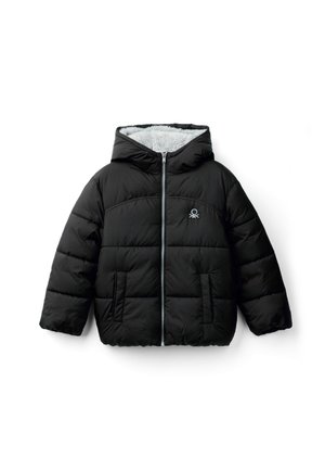 Schwarze Puffjacke mit Kapuze, ausgestattet mit einem Reißverschluss, Seitentaschen und einem weichen, weißen Fleecefutter. Dezentes Logo auf der Brust.