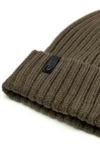 Oliwkowa dzianinowa czapka typu beanie z grubego włókna o prążkowanym wzorze. Posiada czarną skórzaną metkę z wytłoczonym logo.