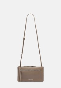 Jasnobrązowa skórzana torba na ramię z długim, regulowanym paskiem, z przednią kieszenią na zamek i wytłoczonym logo po boku.