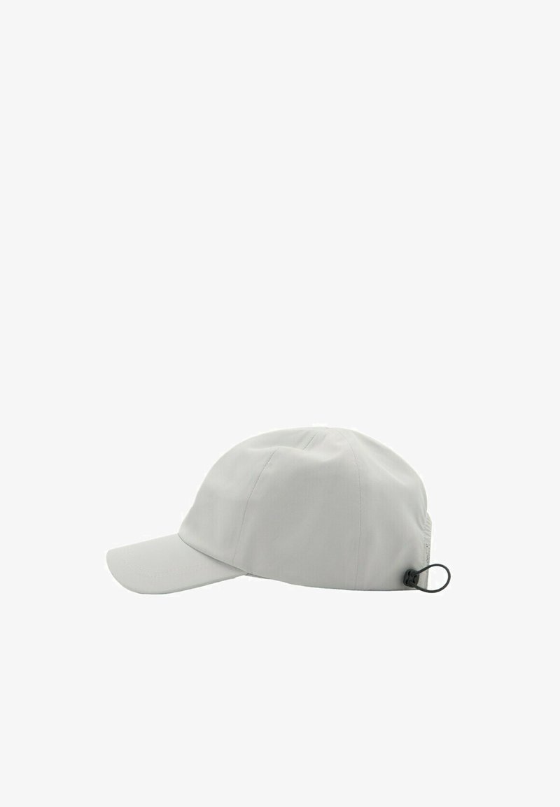 Casquette de baseball gris clair avec visière courbée et sangle noire ajustable à l'arrière, vue de profil sur fond blanc.