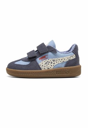 Barns blå og grå Puma-sneaker med beige plettet stribe, brun sål og to sorte velcroremme til fastgørelse.
