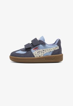 Scarpa sportiva da bambino Puma blu e grigia con striscia beige screziata, suola marrone e due cinturini neri in velcro per la chiusura.