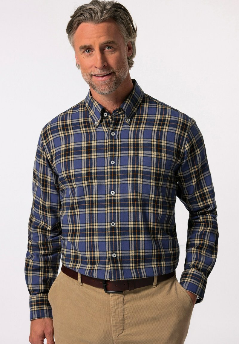 Camisa de cuadros azul y beige, con cuello y mangas largas, que cuenta con botones blancos y una suave textura de algodón.