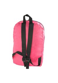 Mochila de tela rosa con correas y hebillas ajustables negras, que presenta una textura suave y un diseño redondeado. Cierre con cremallera en la parte superior.