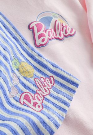 Różowa bawełniana tkanina z wielokolorowym logo „Barbie” oraz niebieska tkanina w paski z grafikami ananasa i okularów sercowych.