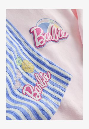 Tissu en coton rose avec le logo "Barbie" multicolore et tissu rayé bleu avec des motifs d'ananas et de lunettes de soleil en forme de cœur.