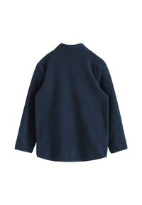 Marineblå fleecejakke med høj krave, lange ærmer og en glat tekstur. Bagsiden har minimal sømdetaljering og en afslappet pasform.