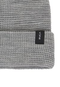 Grijze gebreide beanie met een gestructureerd patroon en een omgevouwen boord. Heeft een klein zwart label met "RVCA" in witte tekst.