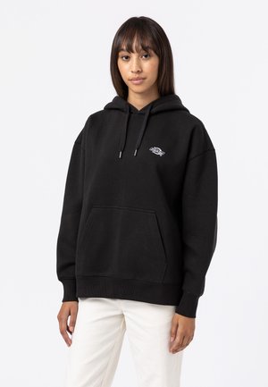 Hoodie noir avec une poche avant, capuche à cordon et petit logo sur la poitrine. Fabriqué en tissu doux, avec une coupe décontractée et des poignets côtelés.