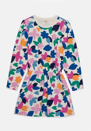 Vestido de manga larga para niños con patrones florales y de hojas multicolores sobre un fondo blanco, con cintura fruncida.