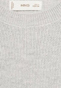 Maglione grigio chiaro, lavorato a maglia, con scollatura tonda e coste orizzontali. L'etichetta riporta "MNG", taglia 7-8, prodotto in Bangladesh.