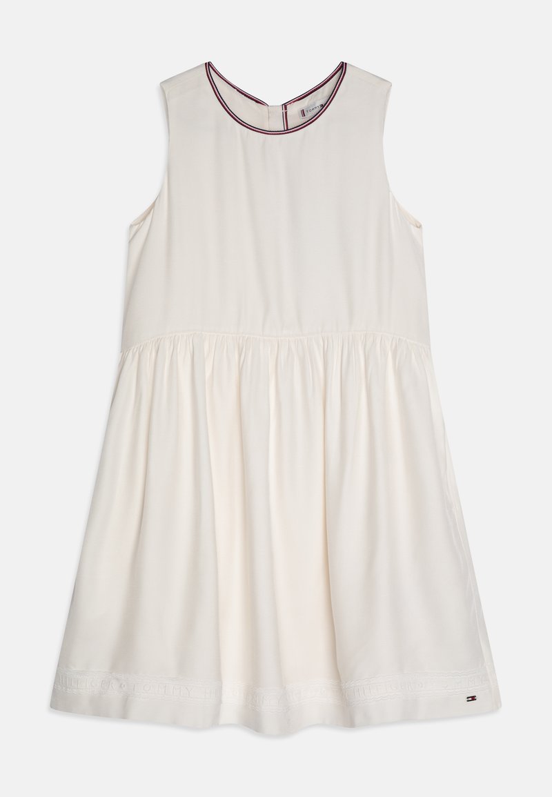 Kleider ohne Ärmel in Creme mit rundem Ausschnitt, dekorativem roten und marineblauen Besatz, schwingendem Rock und einem subtilen Logo-Detail am Saum.