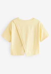 Gelbes T-Shirt mit einem cropped Design, kurzen Ärmeln und einem asymmetrischen Rückenteil, aus weichem Baumwollmaterial mit glatter Textur.