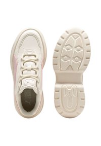 Sneaker bianchi con dettagli rosa, sovrapposizioni testurizzate e suola in gomma con motivo; presenta lacci e un colletto imbottito per il comfort.