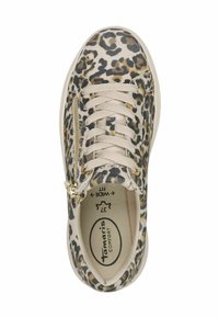 Sneakers à imprimé léopard avec tige en tissu beige, détail de fermeture éclair doré, bout rond et lacets beiges. Intérieur marqué par la marque Tamaris Comfort.