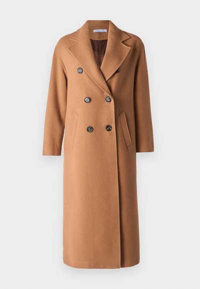 Manteau long en mélange de laine marron avec un design croisé, des revers à cran, des poches frontales et des boutons foncés sur un fond clair.