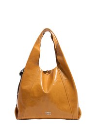 Bolso tote de cuero amarillo con una textura suave y brillante, que presenta un asa curva y un logotipo de marca prominente en la parte inferior.