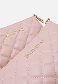 Valentino Bags OCARINA SET - Mala a tiracolo - cipria