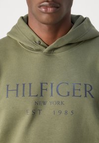 Tommy Hilfiger HOODY - Mikina - green