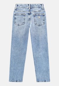 Jeans in denim blu chiaro con una linea dritta, dotati di due tasche posteriori e un'accensione a logo triangolare sulla tasca destra.