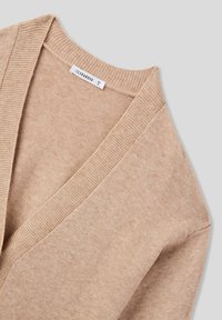 Maglione beige a V in maglia con colletto a coste e etichetta Terranova di taglia S cucita all'interno del collo.