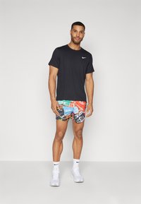 Nike Performance STRIDE RUN ENERGY - Sportske kratke hlače - total orange/black/reflective silver