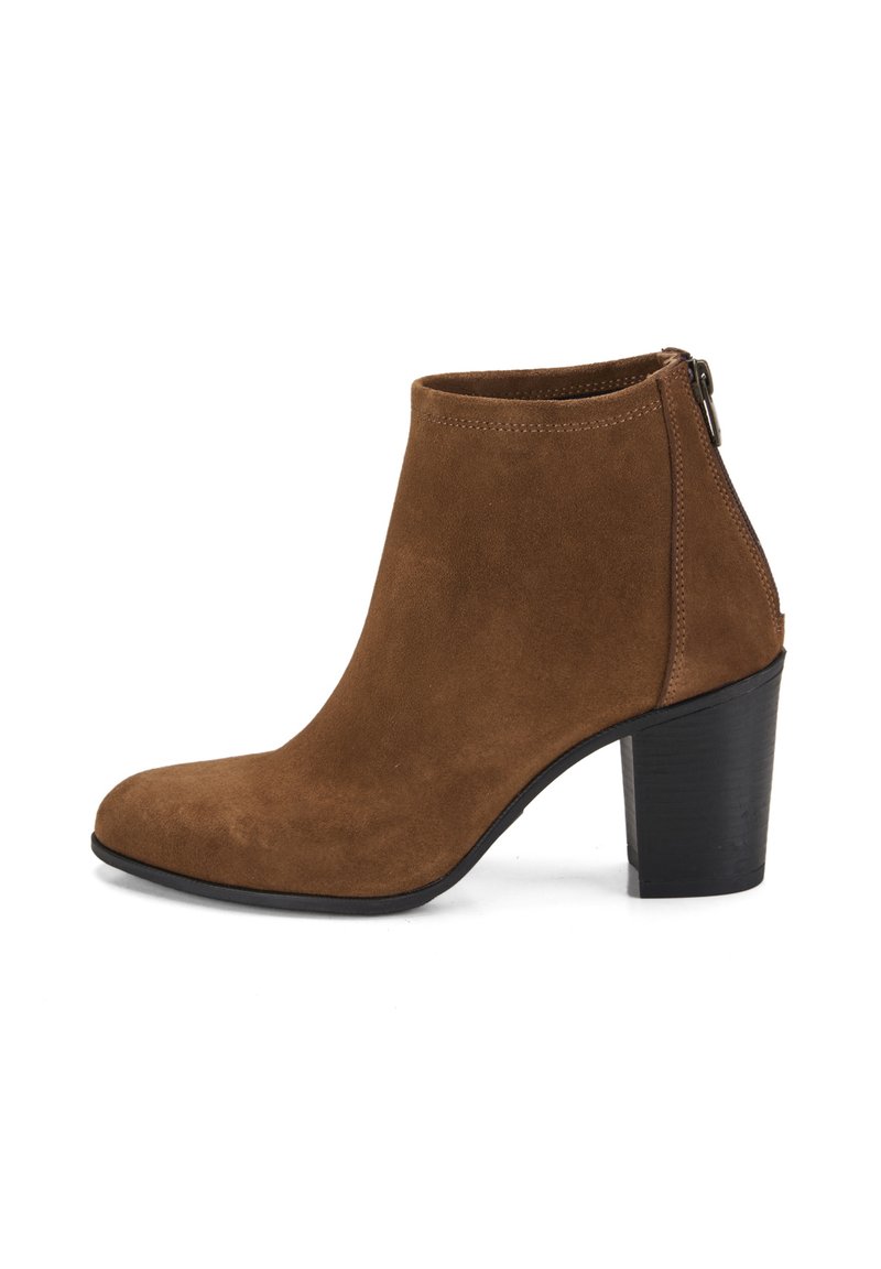 Bottine en daim marron avec un bout arrondi, un talon empilé noir et une fermeture éclair sur le côté. Texture lisse avec un design minimaliste.