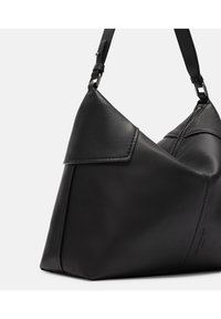 Borsa a spalla in pelle nera con un design geometrico, dotata di chiusura con zip, tracolla regolabile e un logo discreto sul lato.