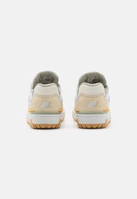 New Balance 550 UNISEX - Sapatilhas - white/beige