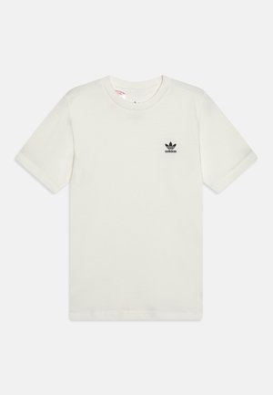 Fehér pamut póló rövid ujjakkal, kerek nyakkivágással és fekete Adidas logóval a bal mellkason. Normál fazon, sima textúra.